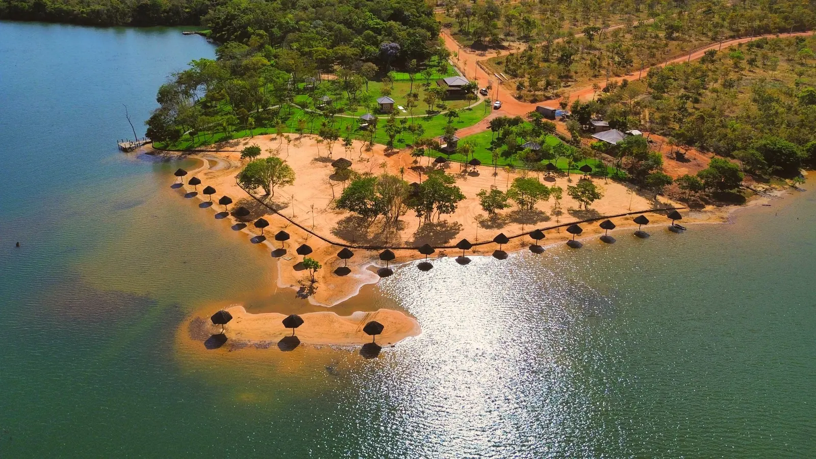 Praia do Quinta do Lago vista do alto, com quiosques na areia e dentro da água