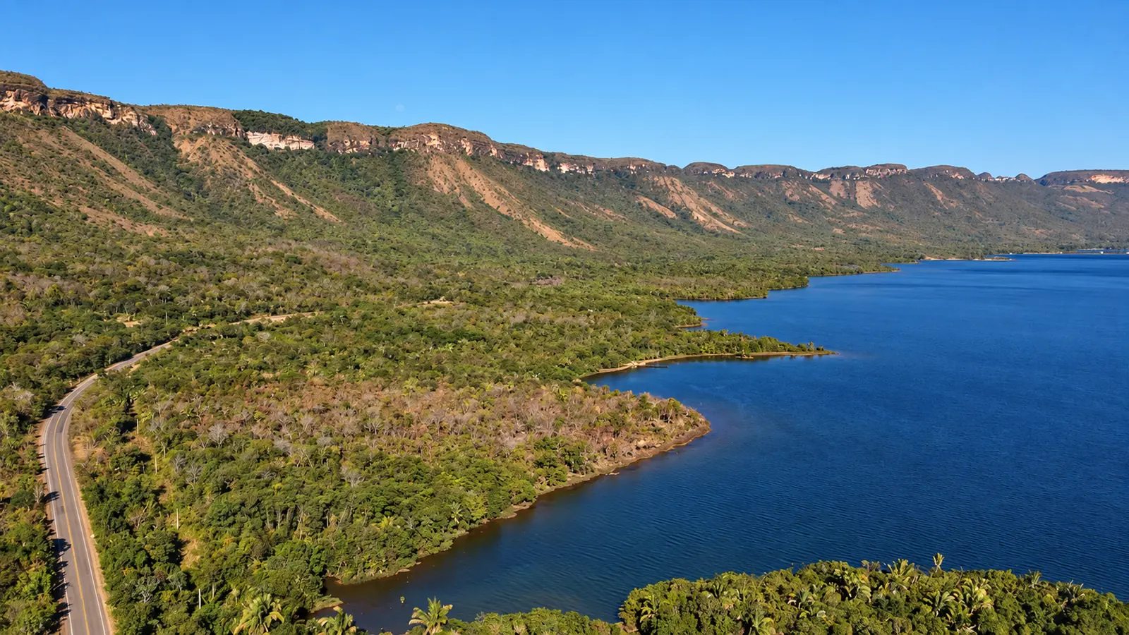Vista do alto da região do Recanto da Serra, com o lago entre a mata e a serra